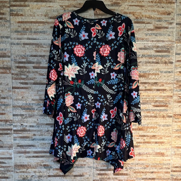 Chic Black Floral Tunic Top - Picture 3 of 3